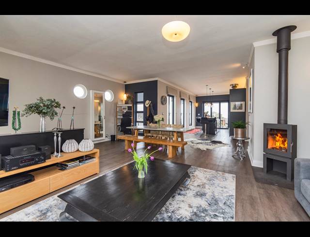 2 BEDROOM APARTMENT FOR SALE IN VREDEHOEK